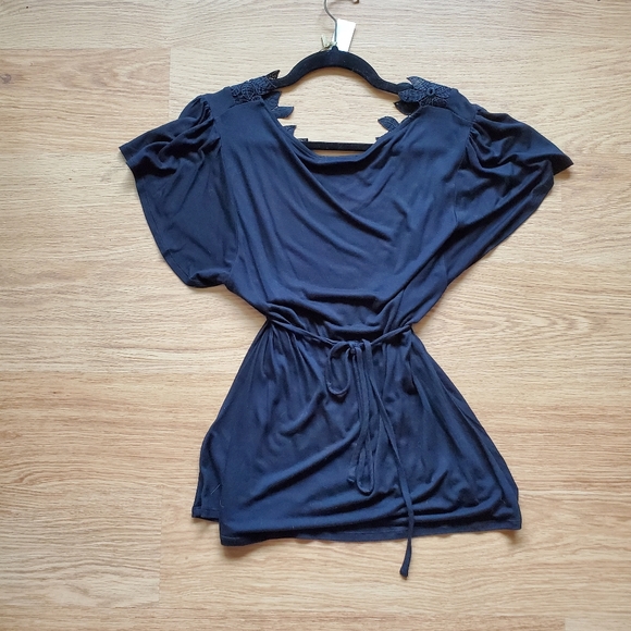 Black waist tie V-neck top - Picture 3 of 4